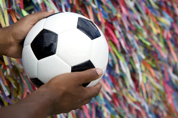 Hombre brasileño sosteniendo balón de fútbol rezando Salvador Bahia —  Fotos de Stock