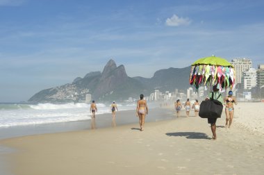 Bikini satıcı Ipanema Plajı rio de janeiro sabah sahne