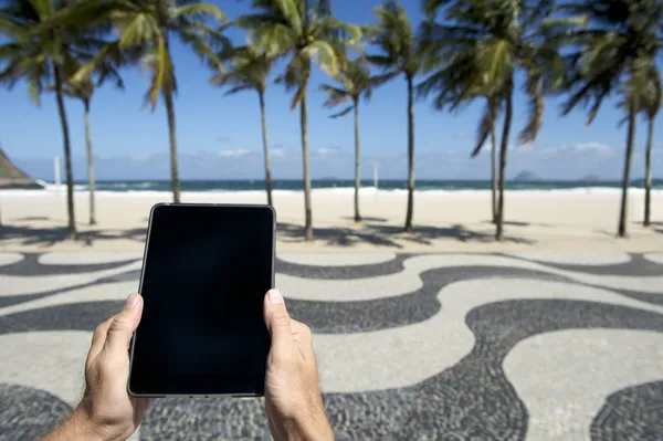 Podróży turystycznych za pomocą tabletu copacabana rio de janeiro Brazylia — Zdjęcie stockowe