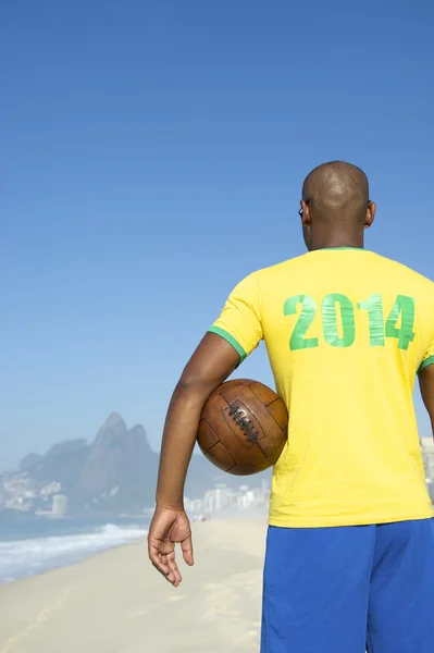 Jogador de Futebol Brasileiro Vestindo Camisa Rio 2014 — Fotografia de Stock