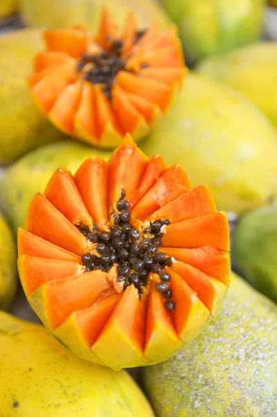 Frisch geschnittene saftige Papaya Mamao Früchte auf dem brasilianischen Bauernmarkt — Stockfoto