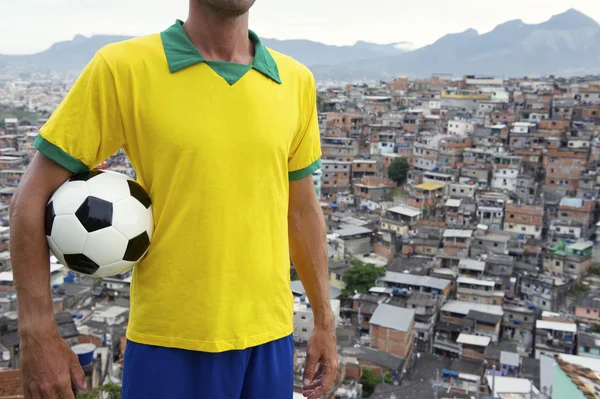 Brezilyalı futbol oyuncu futbol topu favela — Stok fotoğraf