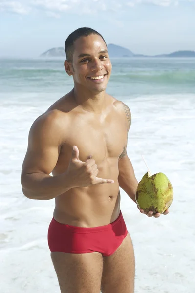 微笑巴西人喝椰子大拇指 — 图库照片
