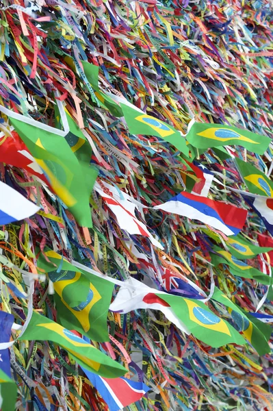 Brezilya ve dünya bayrakları dilek kurdeleler bonfim salvador bahia — Stok fotoğraf