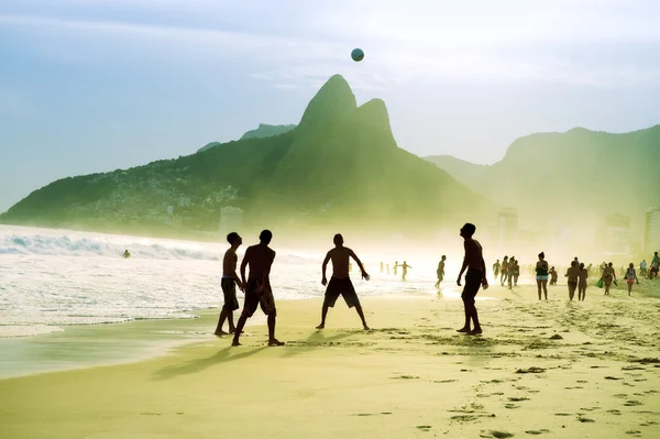 Carioca Brasileños jugando al fútbol Altinho Futebol Beach — Foto de Stock