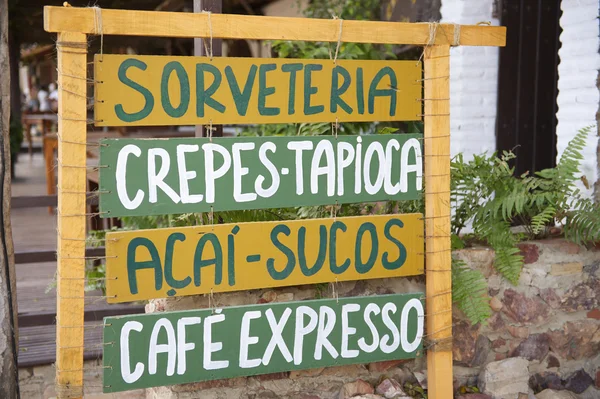 Handgeschriebenes Schild, das für brasilianische Snacks wirbt — Stockfoto