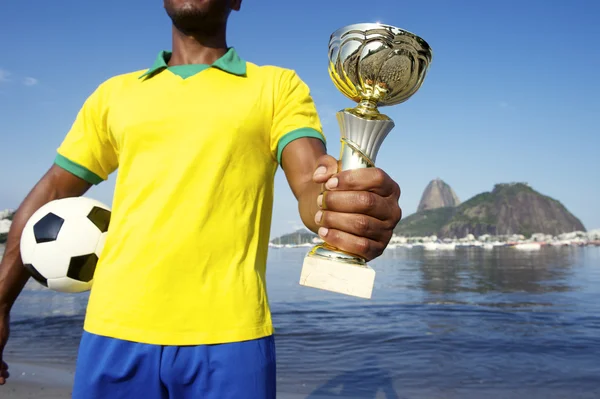 Brasilianischer Fußballweltmeister mit Trophäe und Fußball — Stockfoto