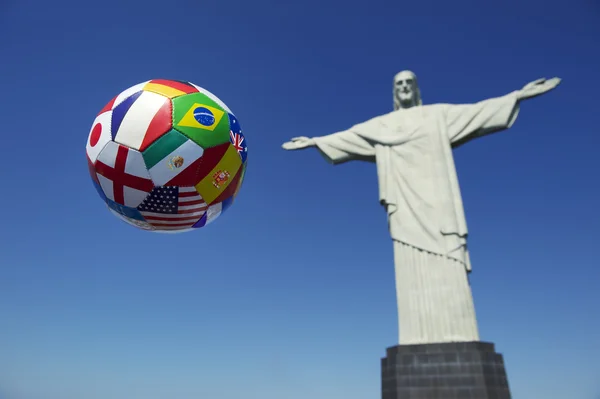 Бразильский международный футбольный мяч Corcovado Rio de Janeiro — стоковое фото