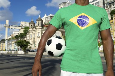 Brezilyalı futbol oyuncu salvador Asansör ile futbol topu