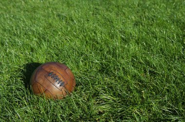 Vintage kahverengi futbol futbol topu yeşil çim sahası