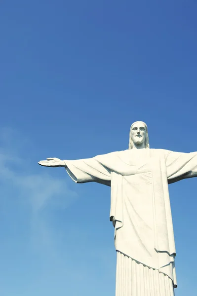 Corcovado İsa kurtarıcı mavi gökyüzüne dikey — Stok fotoğraf