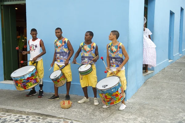 Quatro jovens brasileiros bateristas Salvador — Fotografia de Stock