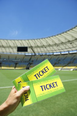 Futbol hayranı stadyumda iki Brezilya biletleri holding