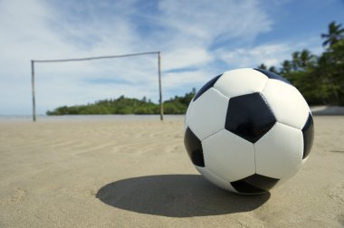 Brezilyalı plaj futbol sahası ile futbol topu