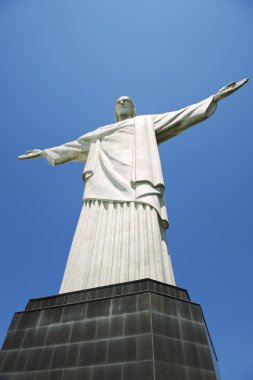Corcovado İsa kurtarıcı mavi gökyüzüne dikey