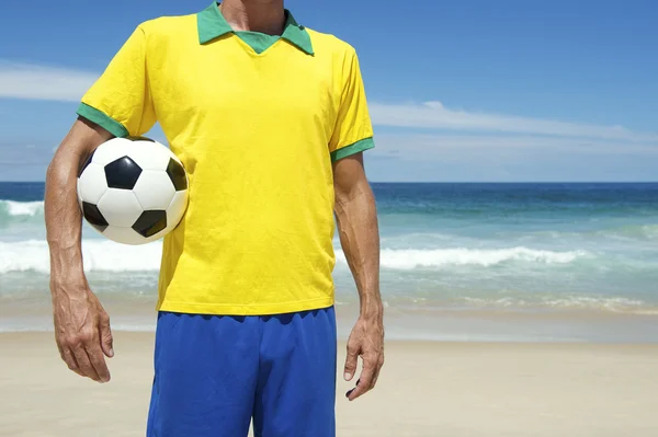 Brasiliansk fotbollspelare hålla fotboll Brasilien beach — Stockfoto