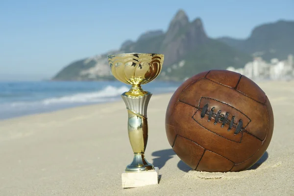 Brazilië voetbal kampioen trofee vintage voetbal rio strand — Stockfoto
