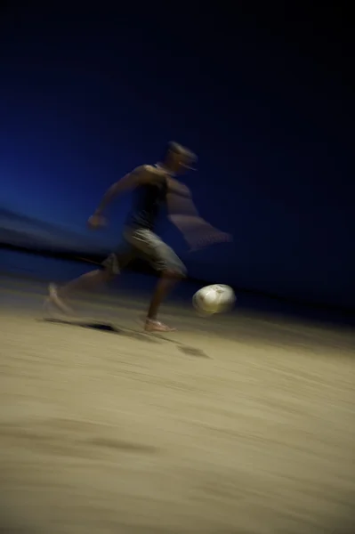 Fußballspieler Nacht Spiel läuft verschwommen — Stockfoto