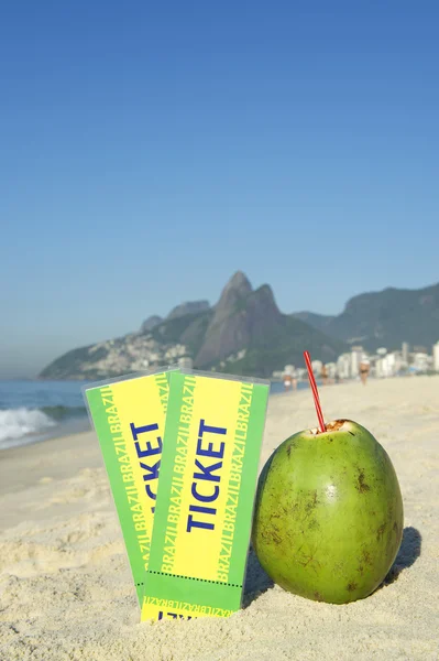 Två Brasilien biljetter med kokosnötter ipanema beach rio — Stockfoto