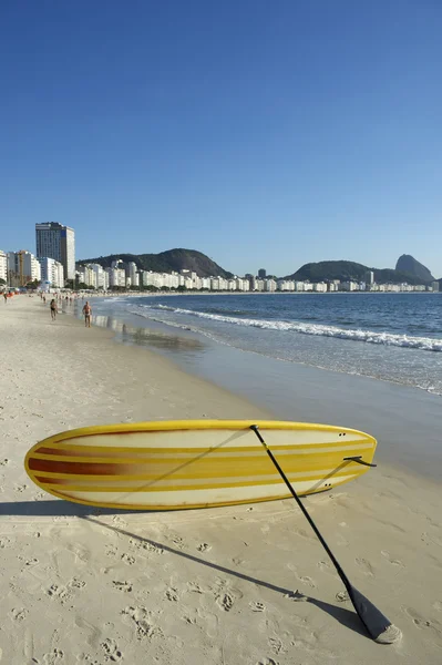 Stać się wiosła desek surfingowych copacabana rio w Brazylii — Zdjęcie stockowe