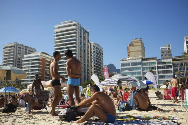 Άνθρωποι κοινωνικοποίηση παραλία ipanema Ρίο ντε Τζανέιρο στη Βραζιλία — Φωτογραφία Αρχείου