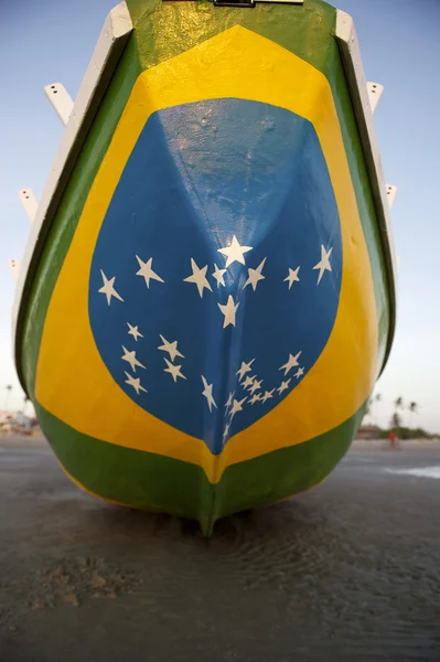 Barco de pesca de bandera brasileña en la playa de Brasil —  Fotos de Stock