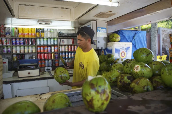 Coco brasileño Gelado Vendedor Preparando Cocos —  Fotos de Stock