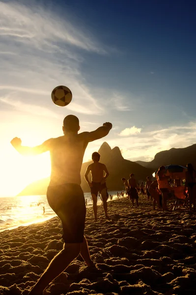 Brasilianare spelar altinho keepy uppy futebol beach fotboll fotboll — Stockfoto