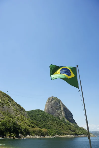 Sugarloaf rio Brezilya Brezilya bayrağı kırmızı plaj — Stok fotoğraf