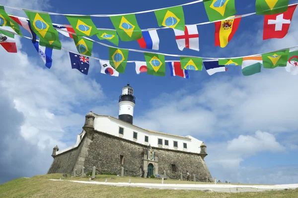 Farol da barra salvador Brasilien fyr internationella flaggor — Stockfoto