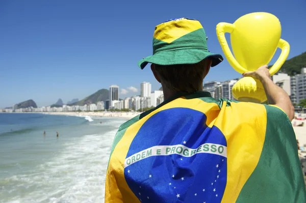Brasilianska håller trophy rio de janeiro skyline — Stockfoto