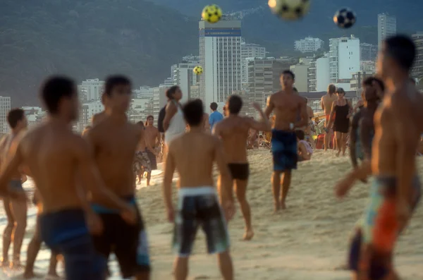 Carioca Brasileños jugando al fútbol Altinho Futebol Beach — Foto de Stock