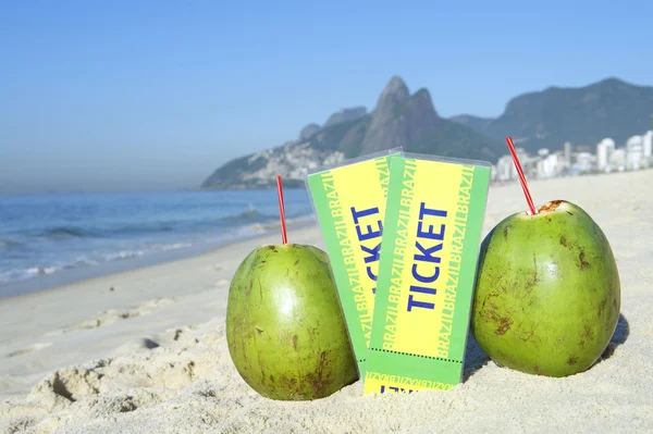 Twee Brazilië tickets met kokosnoten ipanema beach rio — Stockfoto