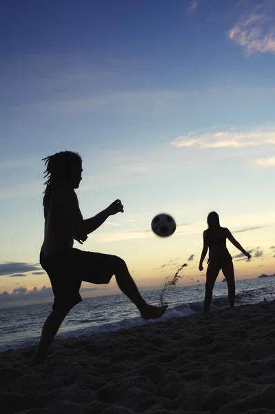 Бразильцы Кариока играют в футбол на пляже Альтиньо — стоковое фото