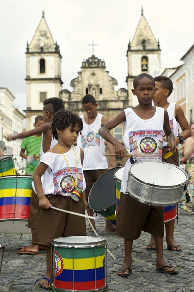Brasilianska barn trummande pelourinho salvador — Stockfoto