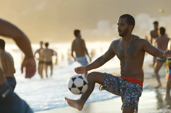 Brasilianer spielen altinho keepy uppy futebol beach soccer soccer — Stockfoto