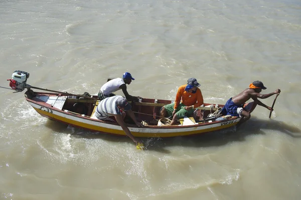 Pescadores brasileños en barco de pesca tradicional — Foto de Stock