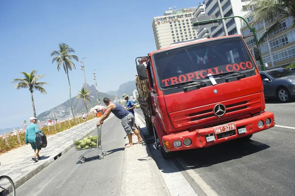 Kokos leverans lastbil rio Brasilien — Stockfoto