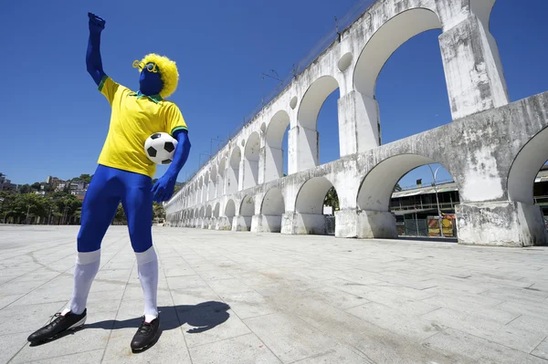 Jugador de fútbol brasileño azul sosteniendo balón de fútbol Rio Imágenes de stock libres de derechos