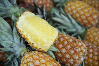 Bütün taze ananas meyve çiftçi pazarı