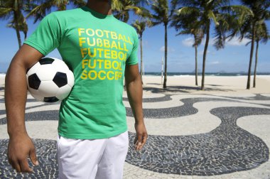 Futbol topu copacabana rio holding Brezilyalı futbolcu