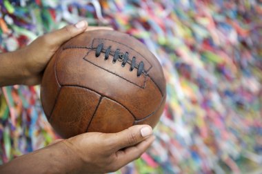 Brezilyalı adam bahia Salvador dua futbol topu tutan
