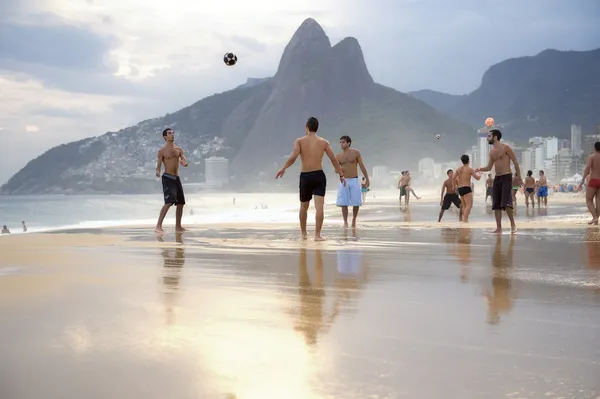 Grupo de Brasileiros Jogando Altinho Futebol Beach Football — Fotografia de Stock