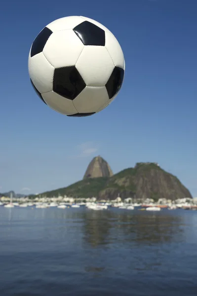 Fotbal fotbalový míč rio de janeiro sugarloaf mountain Brazílie — Stock fotografie