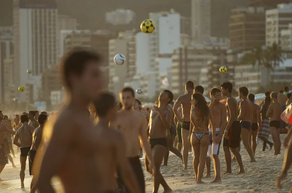 Brazilianen spelen altinho futebol strand voetbal rio — Stockfoto