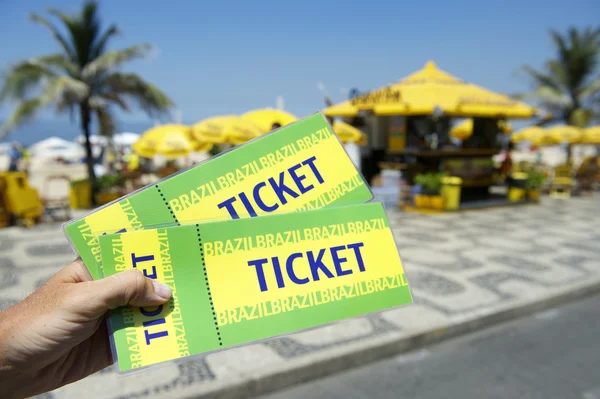 Ręka trzyma bilety plaży ipanema rio Brazylii — Zdjęcie stockowe