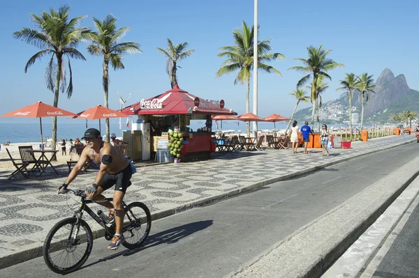 Brasilianska cykel ryttare ipanema rio — Stockfoto