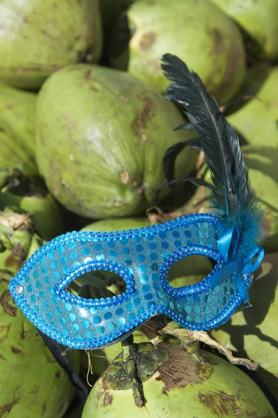 Blauwe Brazilië carival masker groene kokosnoten — Stockfoto