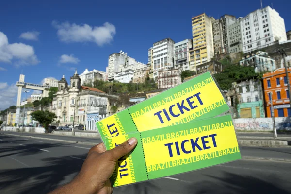 Brazylijski ręka trzyma dwa bilety do zdarzenia w pelourinho salvador Brazylia — Zdjęcie stockowe