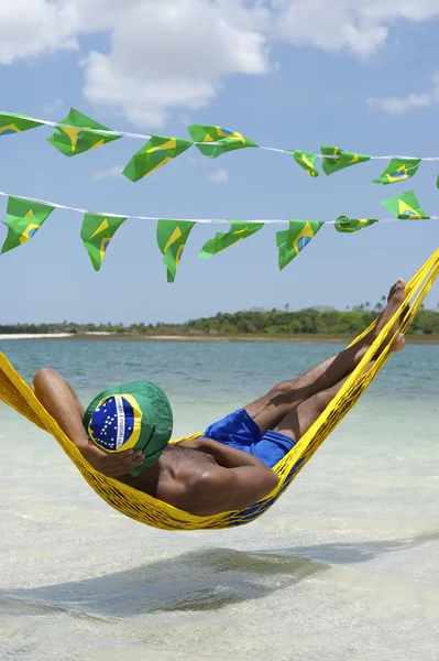 Człowiek wypoczywa w hamaku na brazylijskiej plaży — Zdjęcie stockowe